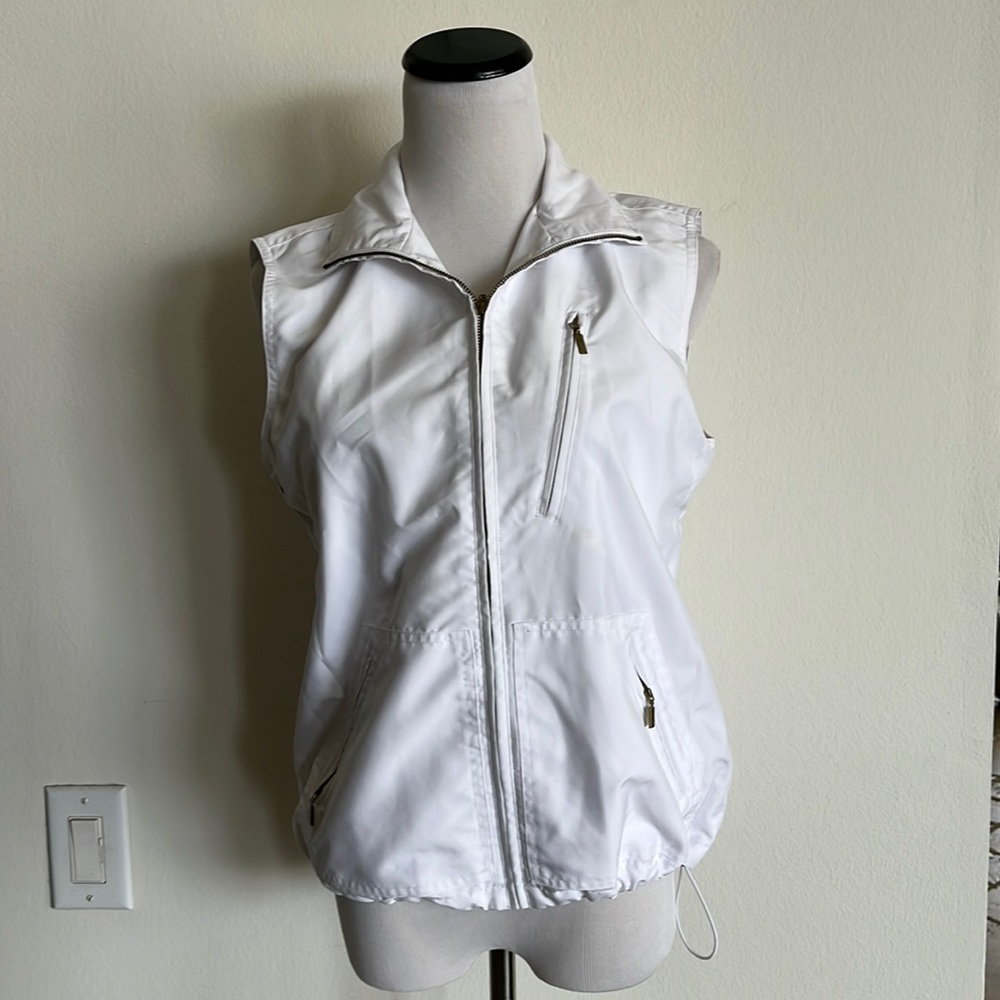 Woman’s tail vest, sports white so small